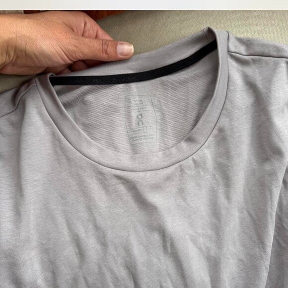 On Cloud Running Top Size Small - Picture 2 of 4